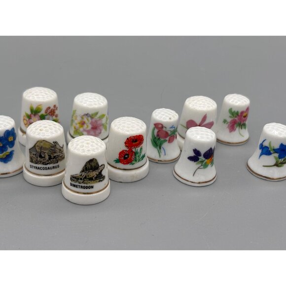 Vintage Wooden Thimble Display House With Painted Roof 14 Decorative Thimbles - Picture 7 of 8